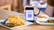 Asiatische Besucher können in Thailand zunehmend direkt per QR-Code mit ihrer heimischen Banking-App bezahlen. Bild: Koonsiri / Adobe Stock