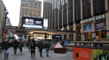 Passanten gehen am Madison Square Garden in Manhattan vorbei. Die Arena befindet sich über der Penn Station im Herzen von New York. Foto: dpa/Christina Horsten