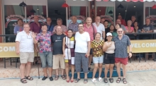 Mitglieder der „150 Schweizer in Pattaya“ Facebook-Gruppe beim monatlichen Frühstücksbrunch im Oun‘s Cafe Shop and Drink. Fotos: Peter Fischer