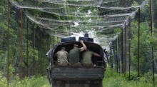 Soldaten der ukrainischen Territorialverteidigung sind in der Sperrzone von Tschernobyl beim Ausbau von Befestigungsanlagen nahe der Grenze zu Belarus im Einsatz. Foto: epa/Mykola Tymchenko