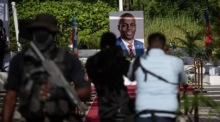 Die Fotografen machen Aufnahmen von einem Porträt des verstorbenen haitianischen Präsidenten Jovenel Moise. Foto: epa/Johnson Sabin