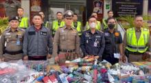 Behörden zeigen beschlagnahmte E-Zigaretten und Zubehör nach der Durchsuchung eines Geschäfts in Pattaya, ein Schlag gegen den illegalen Handel. Foto: Facebook/ที่นี่ พัทยา