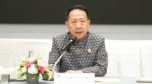 Chonburis Gouverneur Naris Niramiswong stellte das Vorzeigeprojekt Pattayas zur systematischen Unterstützung obdachloser Menschen bei einer Sitzung des Provinzausschusses in Pattaya vor. Bild: TMN.TV