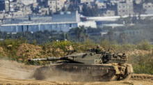Israelische Soldaten fahren einen Panzer im Süden Israels an der Grenze zum Gazastreifen. Foto: Ariel Schalit/Ap +++ dpa