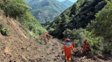 Rettungskräfte suchen nach einem Erdrutsch im Dorf Nanhe in der chinesischen Provinz Gansu nach Verschütteten. Foto: dpa/Xinhua