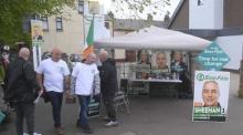 Freiwillige der Sinn Fein an einem Straßenstand in Belfast. Foto: epa/Mark Marlow