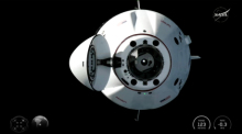 Eine SpaceX-Dragon-Kapsel nähert sich der Internationalen Raumstation ISS zum Andocken mit vier Astronauten an Bord. Foto: NASA/dpa/uncredited