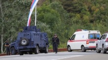 Ein Polizist wird getötet, als bewaffnete Männer ein Dorf und ein Kloster im Kosovo stürmen. Foto: epa/Str