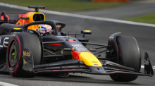 Red-Bull-Pilot Max Verstappen aus den Niederlanden steuert seinen Rennwagen. Foto: Andy Wong/Ap