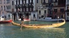 Remiera Francescana Unternehmen Tischlermeister Angelo Boscolo in seiner Gondel in Venedig. Foto: epa/Andrea Merola