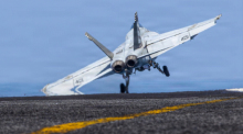 Eine F/A-18E Super Hornet startet vom Flugzeugträger USS Abraham Lincoln zu einem Einsatz im Zusammenhang mit militärischen Operationen. Foto: dpa/Us Central Command