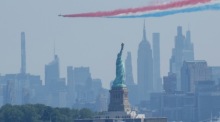Militärflugzeuge fliegen über New York beim Parade of Sail zum 250. Unabhängigkeitstag der USA. Foto: epa/Kena Betancur