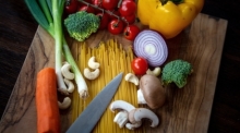 Zutaten mit Gemüse, Nüssen und Nudeln liegen für ein veganes Gericht auf einem Brett. Foto: Sina Schuldt/dpa