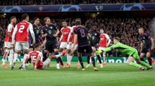 Bayerns Torhüter Manuel Neuer kommt im Viertelfinale der UEFA Champions League an den Ball. Foto: epa/Andy Rain