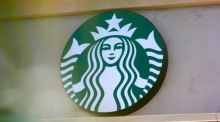 Das Logo der Kaffeekette Starbucks ist an einer Filiale in Los Angeles zu sehen. Anleger erwarteten die Veröffentlichung der Quartalszahlen des Unternehmens. Foto: epa/Allison Dinner