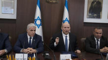 Der israelische Ministerpräsident Naftali Bennett (Mitte) gibt während der wöchentlichen Kabinettssitzung in Jerusalem eine Erklärung ab. Foto: epa/Maya Alleruzzo