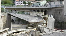 Eine eingestürzte Fußgängerbrücke nach den Überschwemmungen des Flusses Sanguerone, die durch eine nächtliche Regenbombe in Sassoferrato, Provinz Ancona, Mittelitalien, verursacht wurden. Foto: epa/Alessandro Di Meo