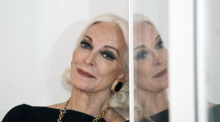 Das US-Model Carmen Dell'Orefice beim Fototermin im Victoria and Albert Museum. Foto: Will Oliver/epa File/dpa