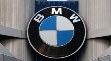 Bayerische Motoren Werke AG (BMW) Logo auf dem Hauptsitz von BMW in München. Foto: epa/Anna Szilagyi