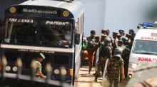 Sicherheitskräfte eskortieren Häftlinge nach den tödlichen Unruhen im Gefängnis von Negombo bei Colombo zu einem Bus. Foto: EPA/Stringer