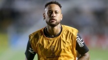 Neymar wärmt sich vor dem CONMEBOL-Sudamericana-Spiel zwischen Santos und Deportivo Recoleta auf. Foto: EPA/Guilherme Dionizio
