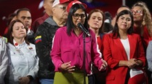Venezuelas Interimspräsidentin Delcy Rodríguez spricht in Caracas nach der Unterzeichnung der Reform des Organgesetzes über Kohlenwasserstoffe. Foto: epa/Miguel Gutierrez
