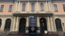 Das Nobelpreismuseum in der Altstadt Gamla Stan weist auf die Tage der Nobelpreis-Bekanntgaben hin. Foto: Steffen Trumpf/dpa
