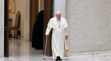 Papst Franziskus trifft zur Papstaudienz in der Nervi-Halle des Vatikans ein. Foto: epa/Claudio Peri