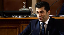 Der bulgarische Premierminister Kiril Petkov spricht nach dem Misstrauensvotum gegen die Regierung vor dem bulgarischen Parlament in Sofia. Foto: epa/Vassil Donev