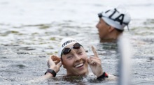 Die Deutsche Leonie Beck reagiert nach ihrem Sieg im 10-km-Finale des Freiwasserschwimmens der Frauen. Foto: epa/Kiyoshi Ota