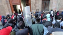 Demonstranten beschädigen den Nationalpalast in Mexiko-Stadt. Foto: epa/Isaac Esquivel
