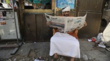 Ein Jemenite liest einen Tag nach dem Abschuss einer Houthi-Drohne durch ein US-Kriegsschiff über dem Roten Meer in Sana'a eine Lokalzeitung. Foto: epa/Yahya Arhab