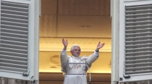 Papst Benedikt XVI. segnetie die auf dem Petersplatz versammelte Menge während des Angelusgebets. EPA/ETTORE FERRARI