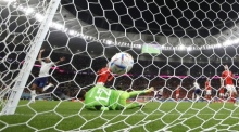 Danny Ward, Torhüter von Wales, ist geschlagen, als England während der FIFA Fussball-Weltmeisterschaft 2022 das erste Tor schießt. Foto: epa/Ronald Wittek