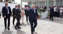 Der Presse-Dienst der algerischen Präsidentschaft zeigt den algerischen Präsidenten, Abdelmadjid Tebboune (C), in Algier. Foto: epa/Algerische PrÄsidentschaft