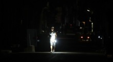 Ein Passant geht durch eine Straße in Havanna ohne Strom, während anhaltende Stromausfälle Kuba auch über die Feiertage belasten. Foto: epa/Ernesto Mastrascusa