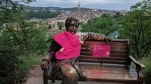 Die Statue von Albert Einstein in Bern trägt ein pinkfarbenes Babytragetuch – Teil einer Aktion zum internationalen Vatertag für moderne Vaterrollen. Foto: Operation Libero/Handout/dpa