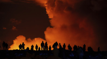 Schaulustige beobachten die Rauchschwaden vulkanischer Aktivität zwischen Hagafell und Stóri-Skógfell. Zum vierten Mal in vier Monaten ist auf Island ein Vulkan in derselben Region ausgebrochen. Foto: Marco di Marco/Ap