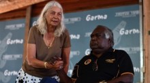 Die Professorin Marcia Langton (L) und der Gumatj-Älteste Galarrwuy Yunupingu (R) unterhalten sich auf dem Garma-Festival bei Nhulunbuy. Archivfoto: epa/MICK TSIKAS AUSTRALIEN UND NEUSEELAND AUS