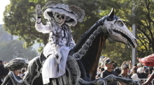 Teilnehmer einer von James Bond inspirierten Parade zum Tag der Toten in Mexiko-Stadt. Foto: Ginnette Riquelme/Ap/dpa