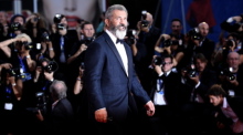 Filmregisseur und Schauspieler Mel Gibson kommt zur Premiere von "Hacksaw Ridge" bei den 73. Internationalen Filmfestspielen von Venedig. Foto: Claudio Onorati/Ansa/epa/dpa