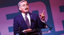 Xavier Becerra spricht bei einer Wahlveranstaltung in Los Angeles zu seinen Anhängern. Foto: epa/Chris Torres