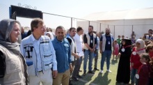 Der stellvertretende regionale Koordinator für humanitäre Hilfe der Vereinten Nationen (DRHC) für die Syrien-Krise, David Carden (2-L), besucht das Lager Saed. Foto: epa/Yahya Nemah