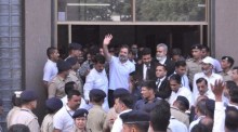 Der Präsident erscheint vor dem Gericht in Surat. Foto: epa/Dinesh Trivedi