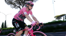 Jonas Vingegaard im Rosa Trikot während der Schlussetappe des Giro d’Italia in Rom. Foto: AP/dpa/fabio Ferrari