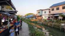 Am Khlong Mae Kha in Chiang Mai lädt ein neu gestaltetes Uferquartier abends zum Bummeln und Fotografieren ein. Fotos: DER FARANG