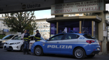 Ein Polizeiauto steht vor dem Krankenhaus Agostino Gemelli. Papst Franziskus ist in ein Krankenhaus gebracht worden. Foto: Andrew Medichini/Ap/dpa