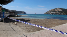 Mit einem Absperrband der Polizei ist der Zugang zu einer Badestelle auf der Insel Mallorca wegen der Corona-Pandemie abgesperrt. Foto: Clara Margais/dpa
