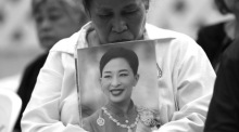 Vor dem King Chulalongkorn Memorial Hospital zeigen Menschen ihre Verbundenheit mit der verstorbenen Königstochter. Foto: epa/Rungroj Yongrit