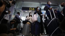 Chinesische Touristen bei der Ankunft am Suvarnabhumi Airport in Bangkok. Foto: epa/Narong Sangnak
